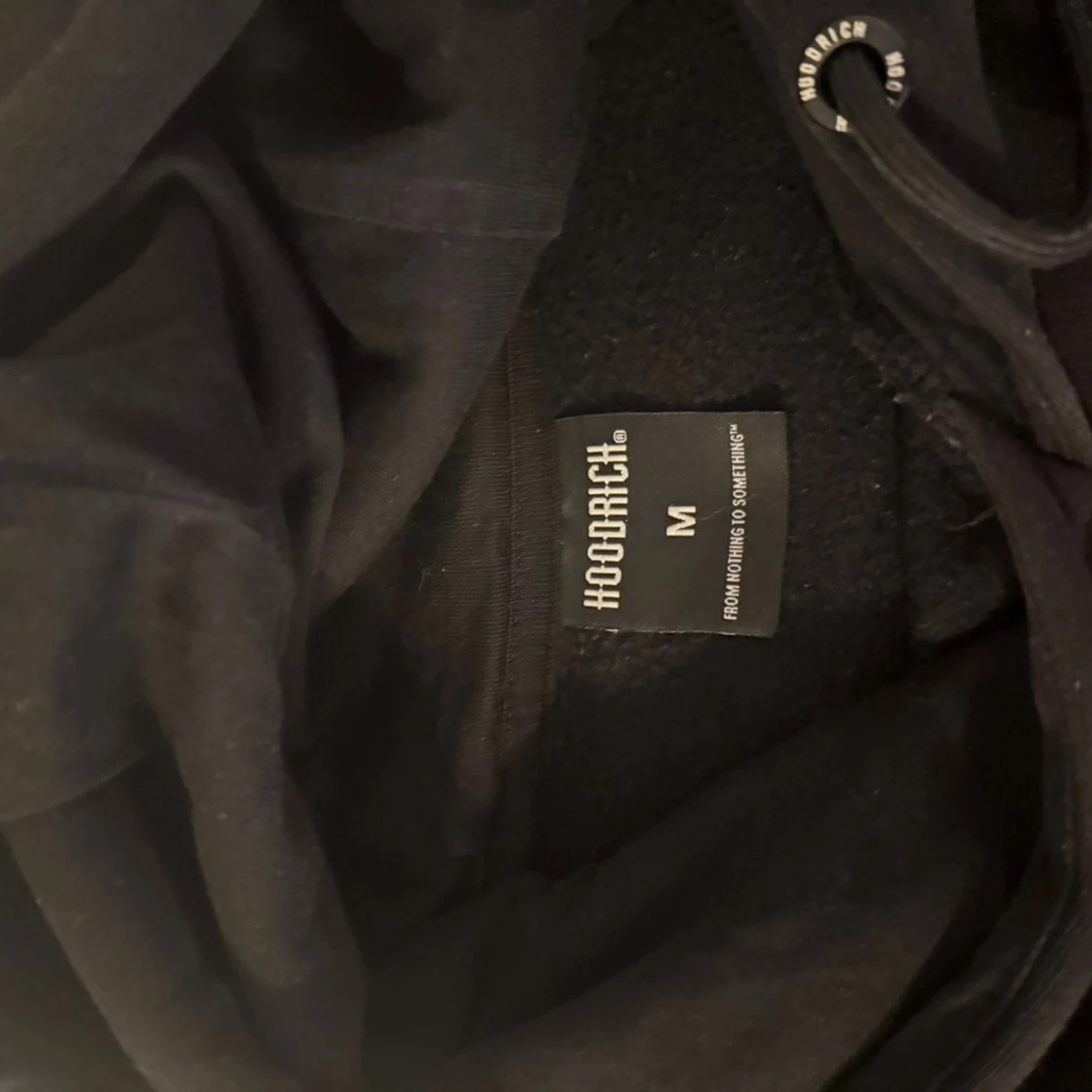 Svart hoodie från Hoodrich med tryck - 3