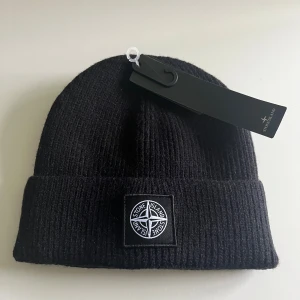 Stone Island mössa - Svart stone island mössa, Qr kod som scannar, lappar och etiketter kvar. Onesize, skickar EJ med instabox!