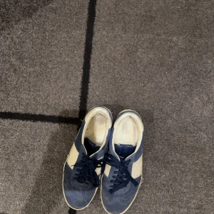 Blå och vita sneakers med mockadetaljer - Ett par snygga Valentino Mörkblå Flycrews i storlek 45-46. Mocka skor, Box ingår. Skriv vid intresse eller fler frågor. 