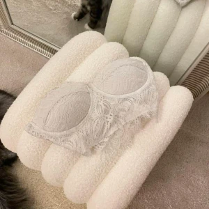 Vit spets bandeau tubtopp - Säljer en vit bandeau tubtopp med vacker spets och vadderade kupor. Toppen är axelbandslös och har ett feminint mönster i spetsen som ger en romantisk känsla. Perfekt att styla under en kavaj eller till höga jeans.