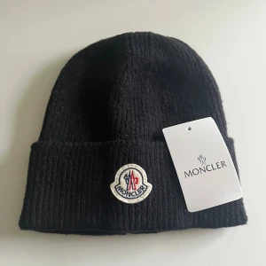 Monclizzy mössa - Monclizzy mössa med etiketter helt oanvänd. Skickar EJ med instabox!