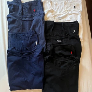 Två tröjor  -  Säljer ett paket med klassiska t-shirts från Polo Ralph Lauren i svart, marinblått och vitt. Alla har kort ärm. Perfekta basplagg i mjuk bomull och normal passform. Snygga att matcha till jeans eller shorts. Dessa lr vintage då de blir billigare man kan bara köpa en Elle i en bundel jag jag har fler i lager de finns i storlek M-L. Hör gärna av er för fler bilder eller funderingar 