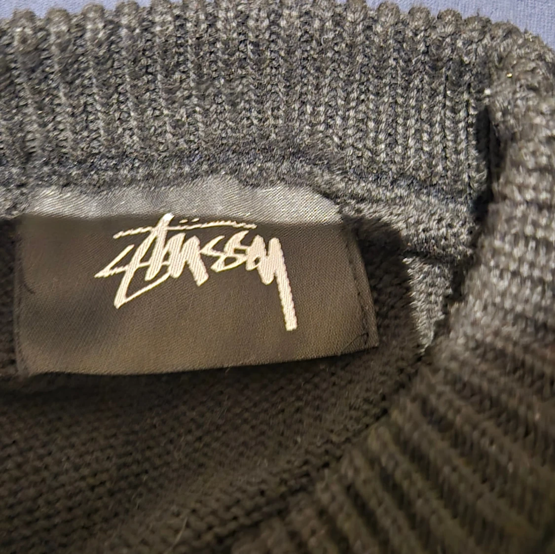 Svart och vit stickad Stüssy tröja - 3