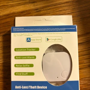 Anti-Lost/Theft Device - Smidig Bluetooth-tracker för att hitta nycklar, väskor eller andra värdesaker. Fungerar med iPhone och Android via appen Kindelf. Funktioner: plats-spårning, anti-förlust-larm, selfie-fjärrkontroll. Produkten är ny i förpackning