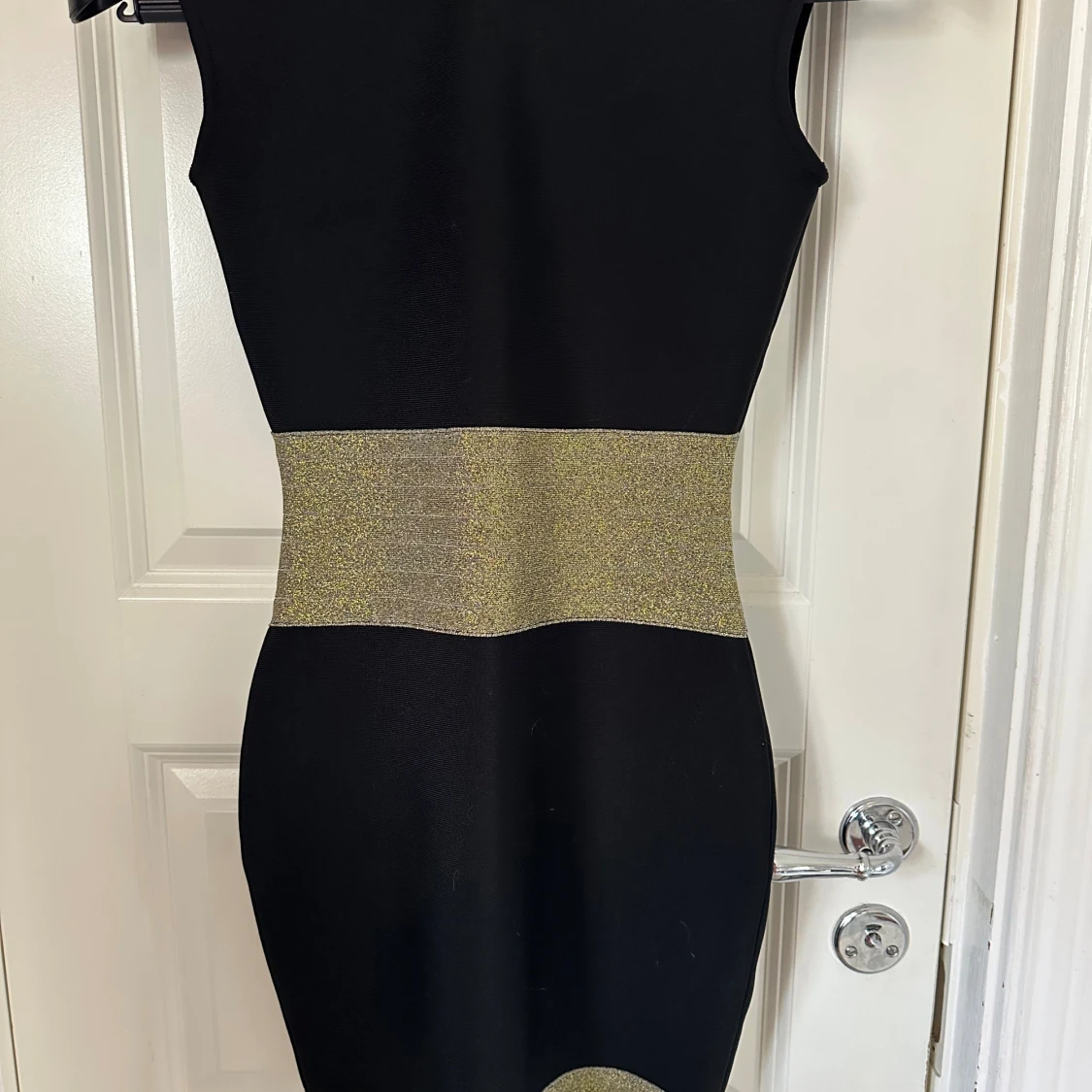 Svart kort klänning med guldglitter - 3