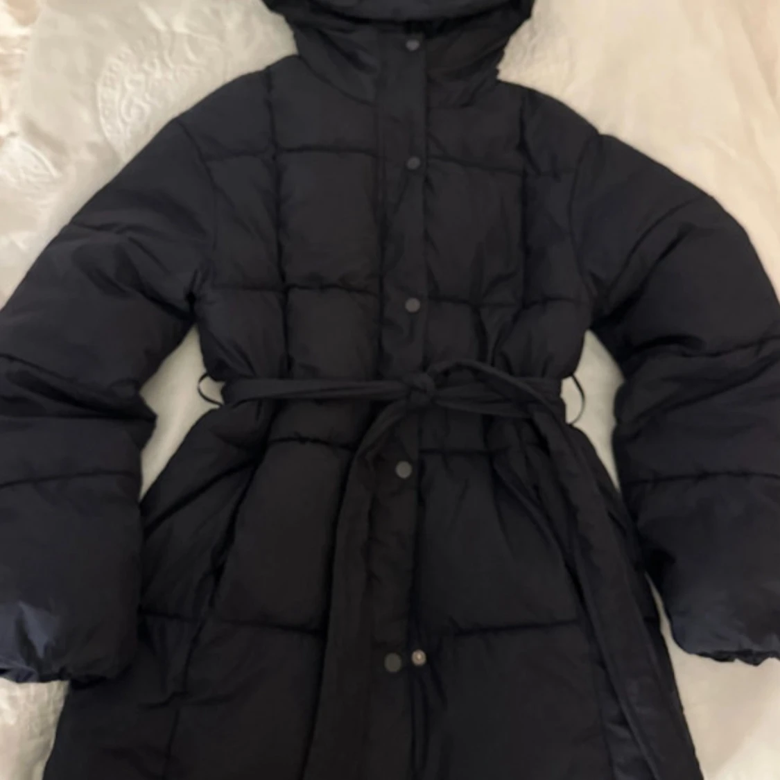 Mörk blå lång pufferjacka med huva - 1