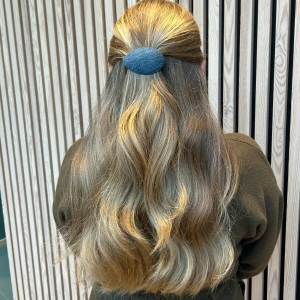 Denim hårklämma  - Snyggt hårspänne i jeansmaterial med oval form med en blå ton. Perfekt för att ge din frisyr en cool och trendig vibe. Klämman är tillverkat av klassiska återvunna jeans och återvunna skedar. Den har en stilren look. 