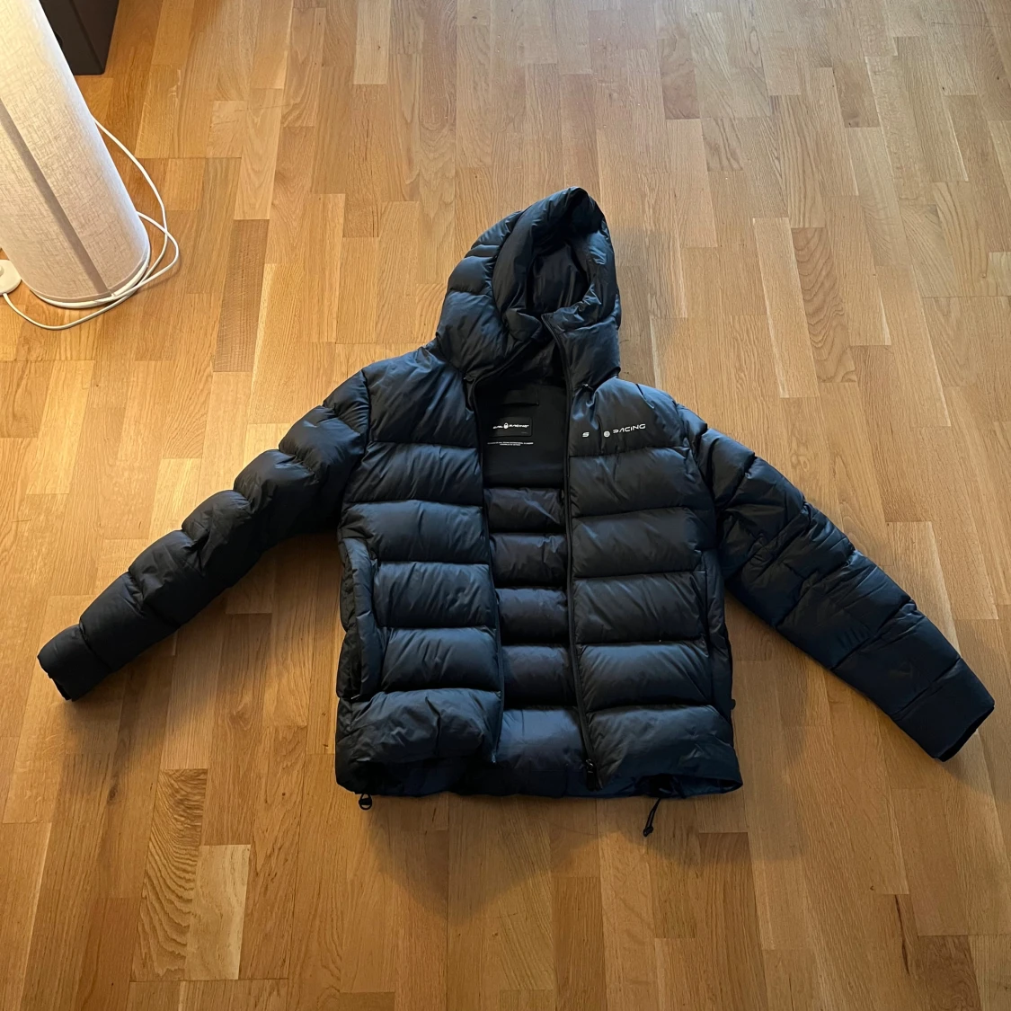 Svart pufferjacka från Sail Racing