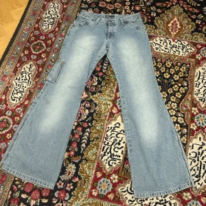 Ljusblåa bootcut cargojeans - Köpte second hand och har coola fickor💕💕 står storlek 30 men passar mer som 27/28