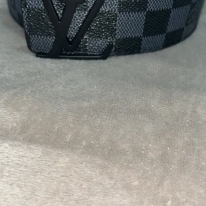 En snygg märkes bälte - En snygg märkes bälte till män 