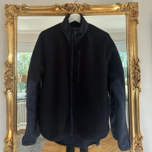 Teddyjacka  - Marinblå teddyjacka från H&M! Lite oversize i modellen🤍