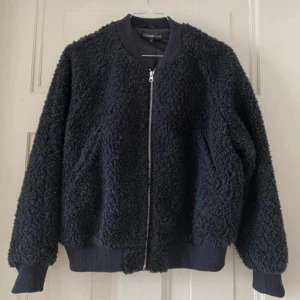 Bomberjacka  - Jätte snygg mörkblå bomberjacka i pile/fleece, passar perfekt nu till hösten! Aldrig använd!🥰 bara att trycka på köp nu så postar jag inom ett dygn! 