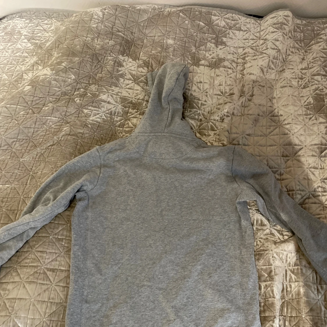Grå basic hoodie med huva - 3