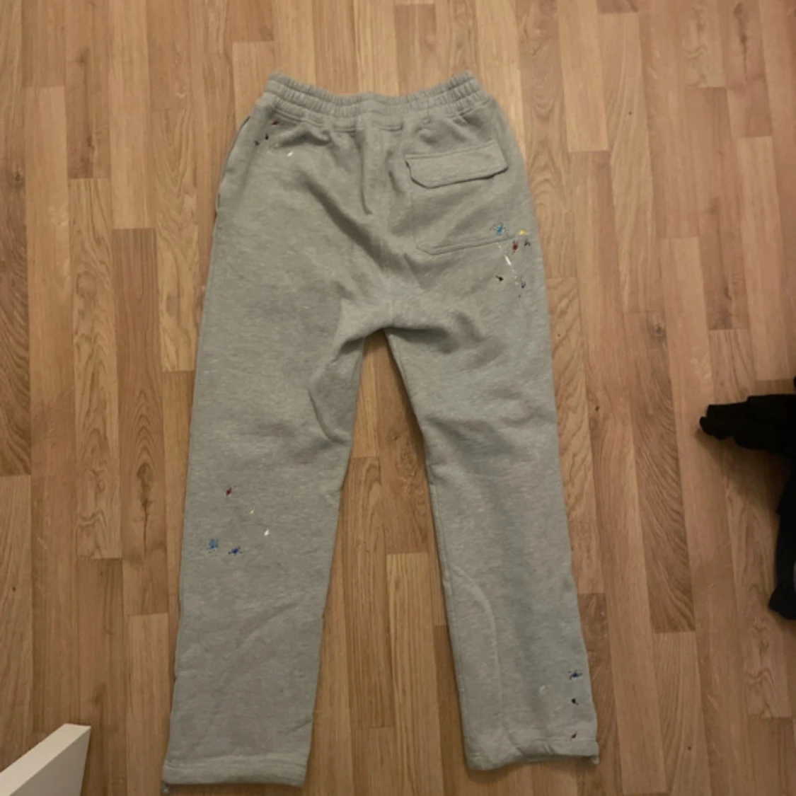 Gråa byxor med färg  - 1