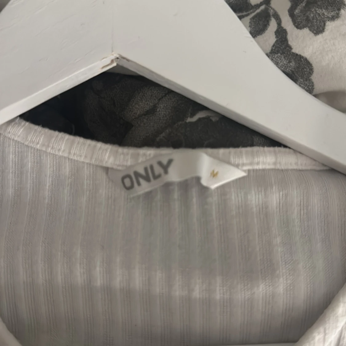 Vit ribbad topp från ONLY - 2