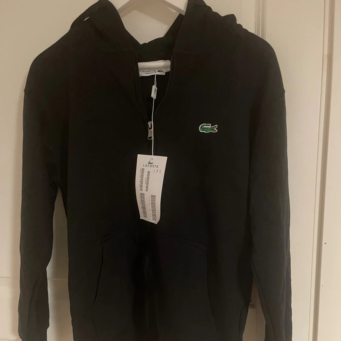 Svart hoodie från Lacoste med dragkedja