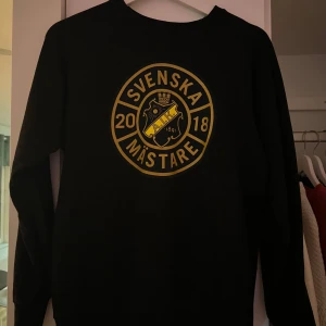 Svart AIK sweatshirt Svenska Mästare - Svart AIK sweatshirt från guldåret 2018. Knappt använd då den är lite för liten för mig. Passar mer som S än XS