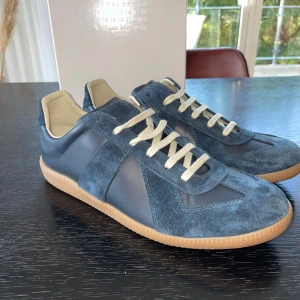 Intressekoll! - Kom med prisförslag på dessa maison margiela! Självklart äkta enda deffekter är att en skon saknar en originalsula. Kvitto finns!