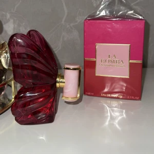 La Bomba Eau de Parfum 80ml - La Bomba från Carolina Herrera kommer i en snygg, färgstark flaska och innehåller 80 ml Eau de Parfum. Perfekt för dig som vill sticka ut med en unik och trendig parfym på hyllan. Räknas som helt ny då den endast är testad. Flaskan är superfin och parfymen luktar jättegott – perfekt för dig som gillar starka dofter. Jag säljer den eftersom den inte riktigt är i min smak och doften är lite för stark för mig. 