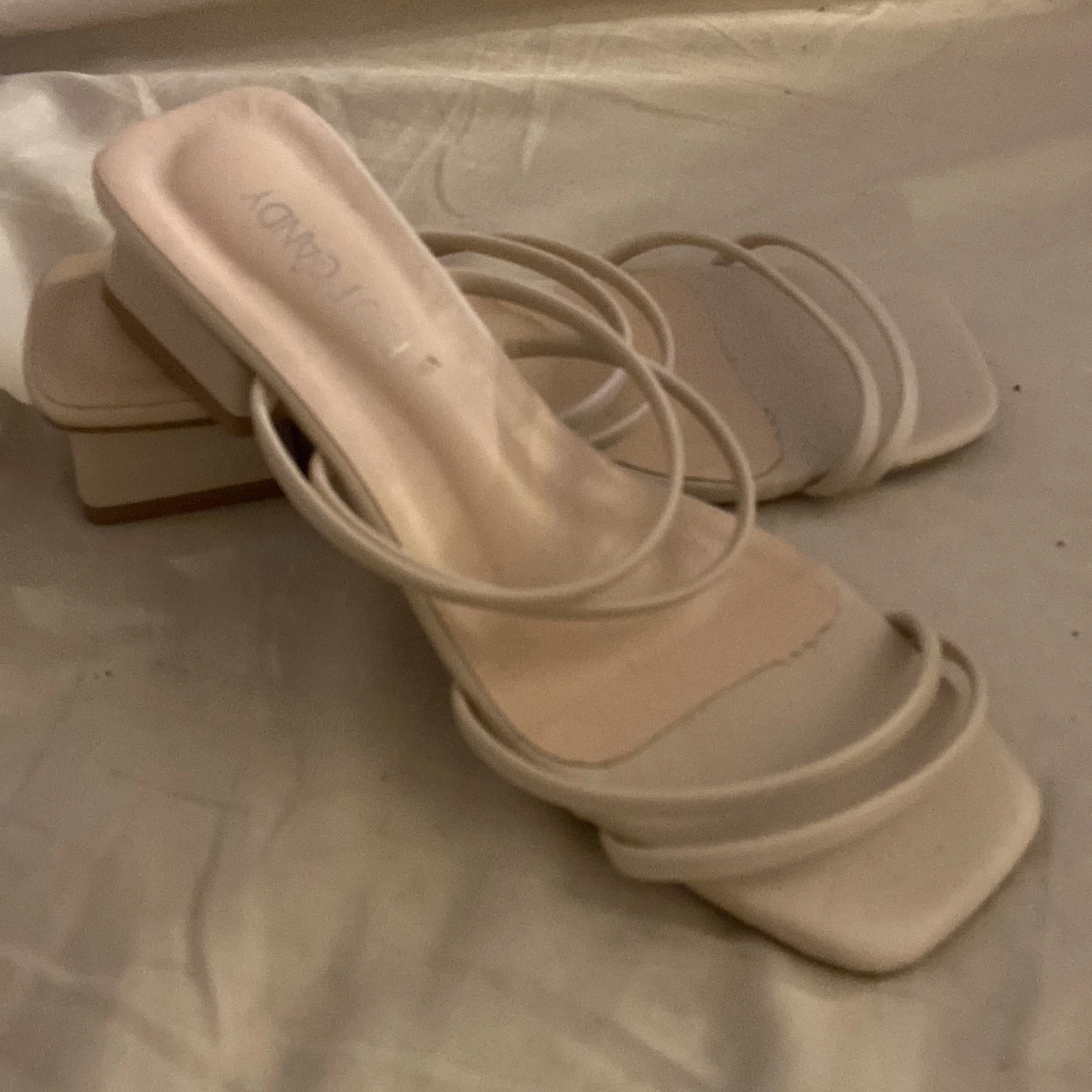 Beiga sandaler med smala remmar - 1