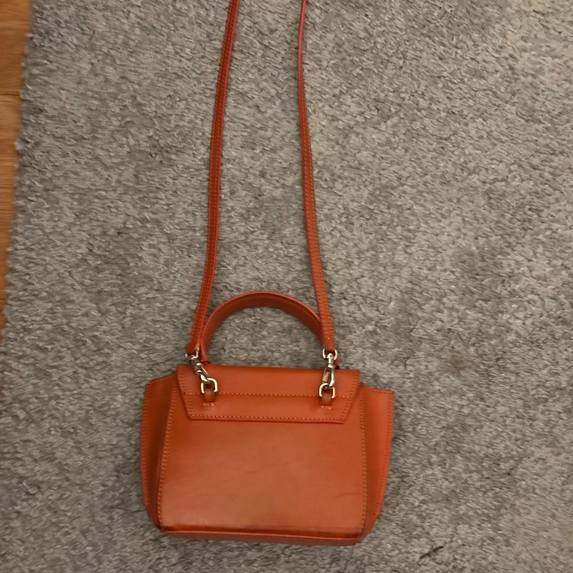 Orange axelväska i skinn med unik form - 1