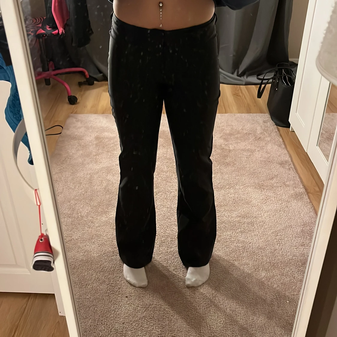 Svarta bootcut byxor från Madlady