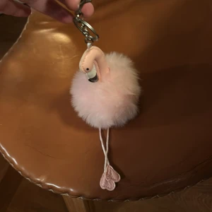 Flamingo väskaccessoar nyckelring väska - Jättesöt Flamingo #nyckelring #väskaccessoar Fint skick!