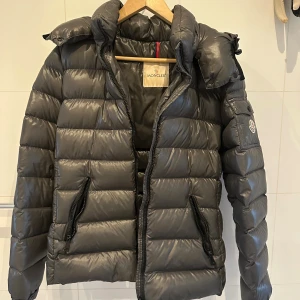 Mörkgrå dunjacka från Moncler - Säljer en grå dunjacka från Moncler i modellen ”Bady”. Köptes på NK Göteborg 2020. Den är väl omhändertagen och inga tecken på synliga defekter. Kvitto går nog att lösa. Storlek ”3” vilket är M/L, 