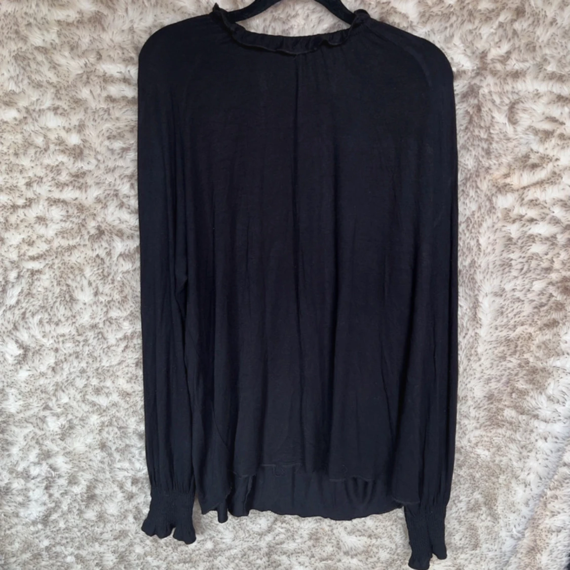 Svart stretchig tröja med vågig hals - 3