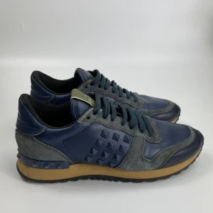 Valentinos rockrunners  - Hej! Säljer nu dessa sjukt snygga valentino skor. Skorna är i toppskick! Liten defekt i hälen. Har begränsat antal boxar och dustbag. Hör av dig vid frågor. 37 passar 38