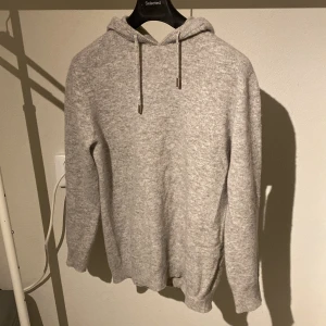 Kashmir Hoodie - Kashmir Hoodie använd Max 3 gånger, jag säljer den för den har blivit för liten☹️ Nypris 850kr mitt pris 525 så enligt mig är det en rätt så bra deal🤝⚡️Bara att höra av sig vid frågor och funderingar😄