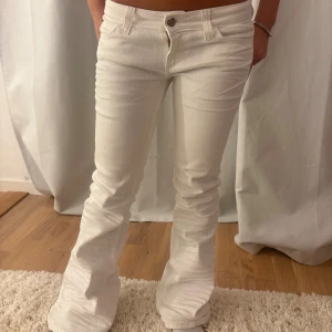 Vita bootcut jeans från Cheap Monday - Snygga vita jeans från Cheap Monday med bootcut-modell och låg midja. Jeansen har klassisk femficksdesign, dragkedja och knapp framtill. Materialet är jeans i bomull med lite stretch för skön passform. Perfekta för dig som vill sticka ut med en fräsch look. ALLDRIG ANVÄNDA DÅ JAG BÄSTELLDE FEL STORLEK