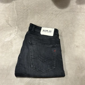 Replay Grover svarta jeans straight fit - Svarta Replay Grover jeans med straight fit och klassisk femficksdesign. Jeansen har diskreta slitningar och en snygg tvätt, samt tydlig Replay-logga på bakfickan. Tillverkade i bomullsmix för en bekväm känsla och stilren look.
