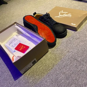 Mörkblåa Loubs 43 - Säljer ett par mörkblåa sneakers från Christian Louboutin med ikonisk röd sula