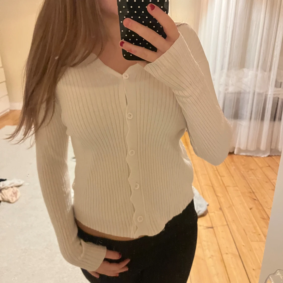 Vit ribbad kofta med knappar