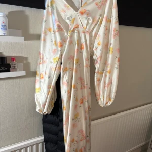 Blommig långklänning från Gina Tricot - Aldrig använd, någon annan kan få nytta av den!