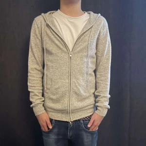 john henric hoodie - Säljer min gråa zip från John Henric i (100% kashmir). Riktigt fin och fräsch grå färg!🤝 2024 modellen, Nypris 2500 Mitt pris 1200👊