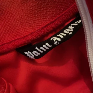 Röd Palm Angels tröja  - Säljer min Palm angels tröja pga fel storlek 