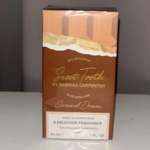 Sweet Tooth Caramel Dream Parfym - En söt och sofistikerad Eau de Parfum med 100% indulgent ingredients. Volym: 30 ml. Perfekt för dig som vill ha en unik och läcker doftupplevelse. Limited edition känsla och trendig design. 