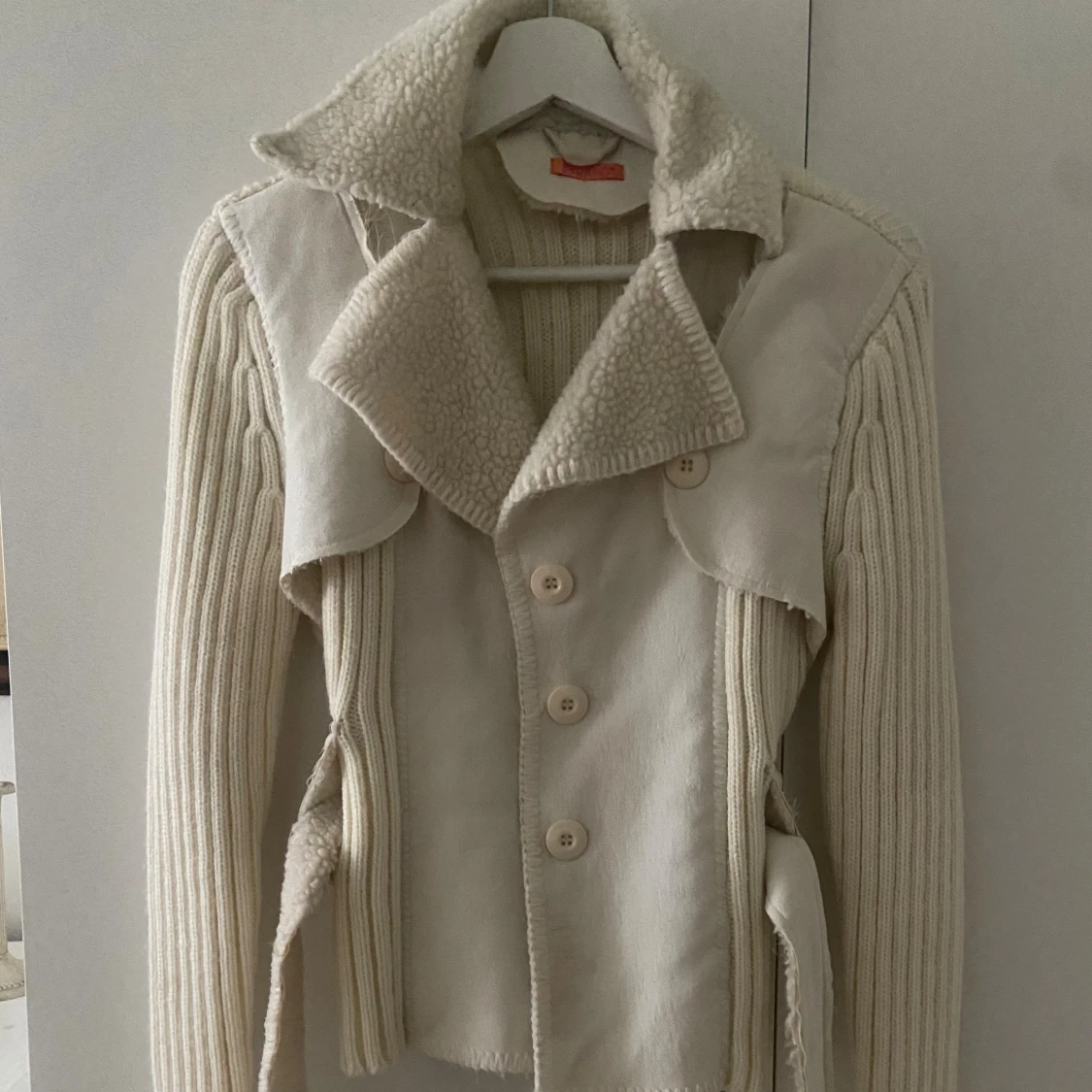 Beige teddyjacka med bälte och stickade ärmar - 3