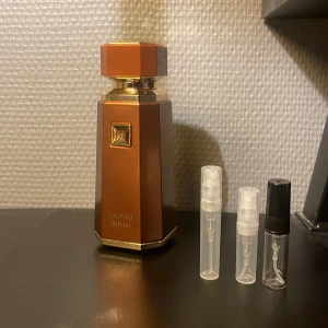 Liquid Brun parfym med decants 2/3/4 ml - Snygg och unik parfym från Liquid Brun. Perfekt för dig som vill sticka ut. Medföljer tre tomma decant-flaskor för enkel påfyllning och att ta med doften överallt. Volym och ingredienser syns ej på bilderna.