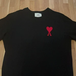  Ami paris rött hjärta - Svart t-shirt från Ami Alexandre Mattiussi med klassisk passform. Storl. Small