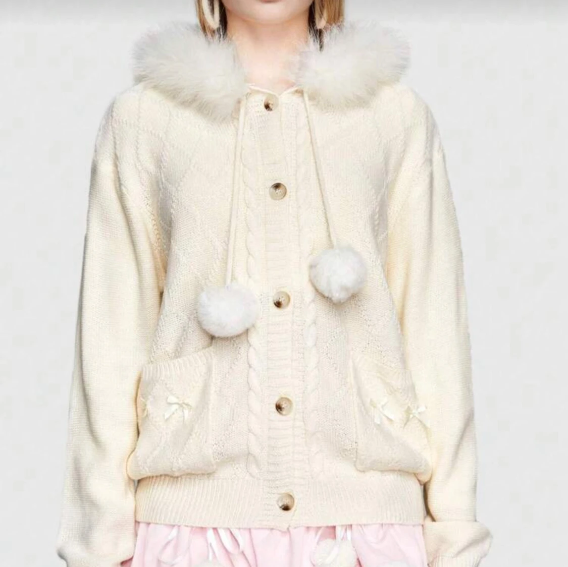 Söt cremevit kofta med fuskpäls och huva - 1