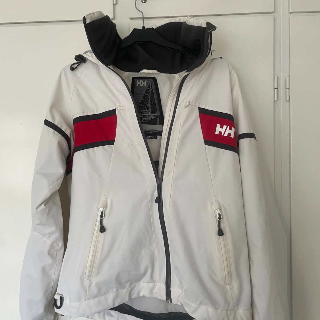 Vit vindjacka Helly Hansen med röd detalj