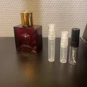 Versace Eros Parfum med decant 2/3/4 ml - Versace Eros Eau de Parfum i snygg röd flaska. Perfekt för dig som vill testa en ikonisk doft – medföljer tre tomma decanter för att ta med parfymen överallt. Stilren och lyxig känsla för unga trendsetters.