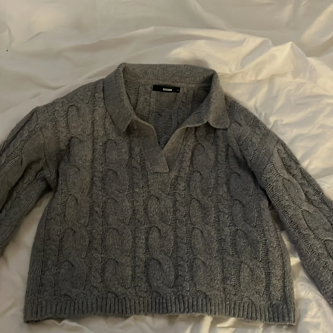 Grå stickad polotröja från Bikbok