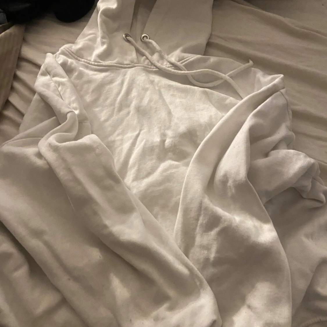 Vit hoodie från 157 med snörning