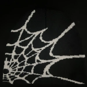 Y2K Spider Web Mössa Svart och Vit - Najs Y2K Spider Web Mössa aldrig använd! Bra material. Mössan är unisex samt onesize vilket betyder att den passar nästan alla. 