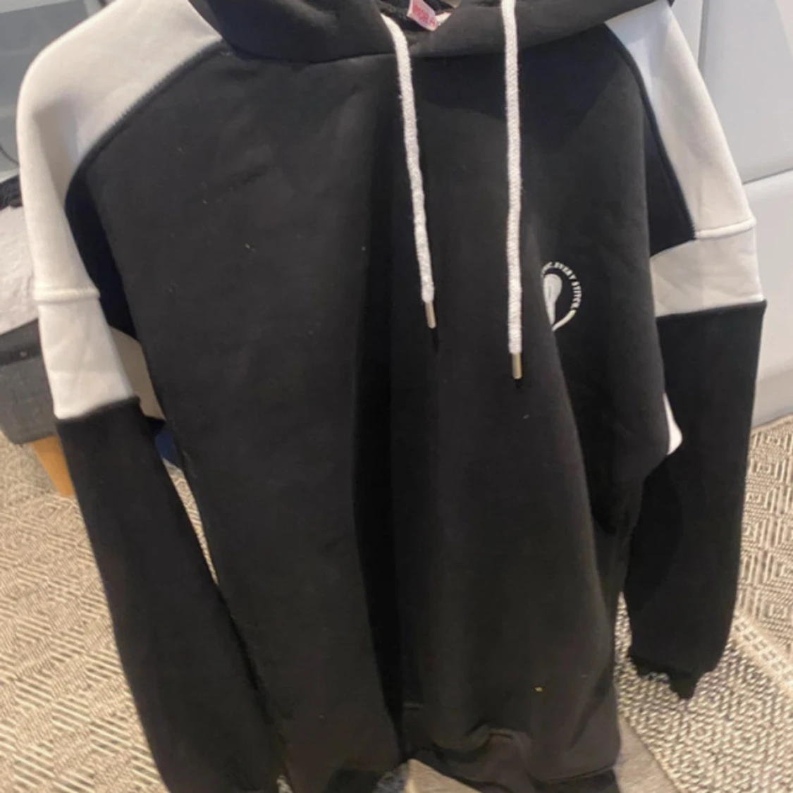 Svart och vit hoodie med tryck