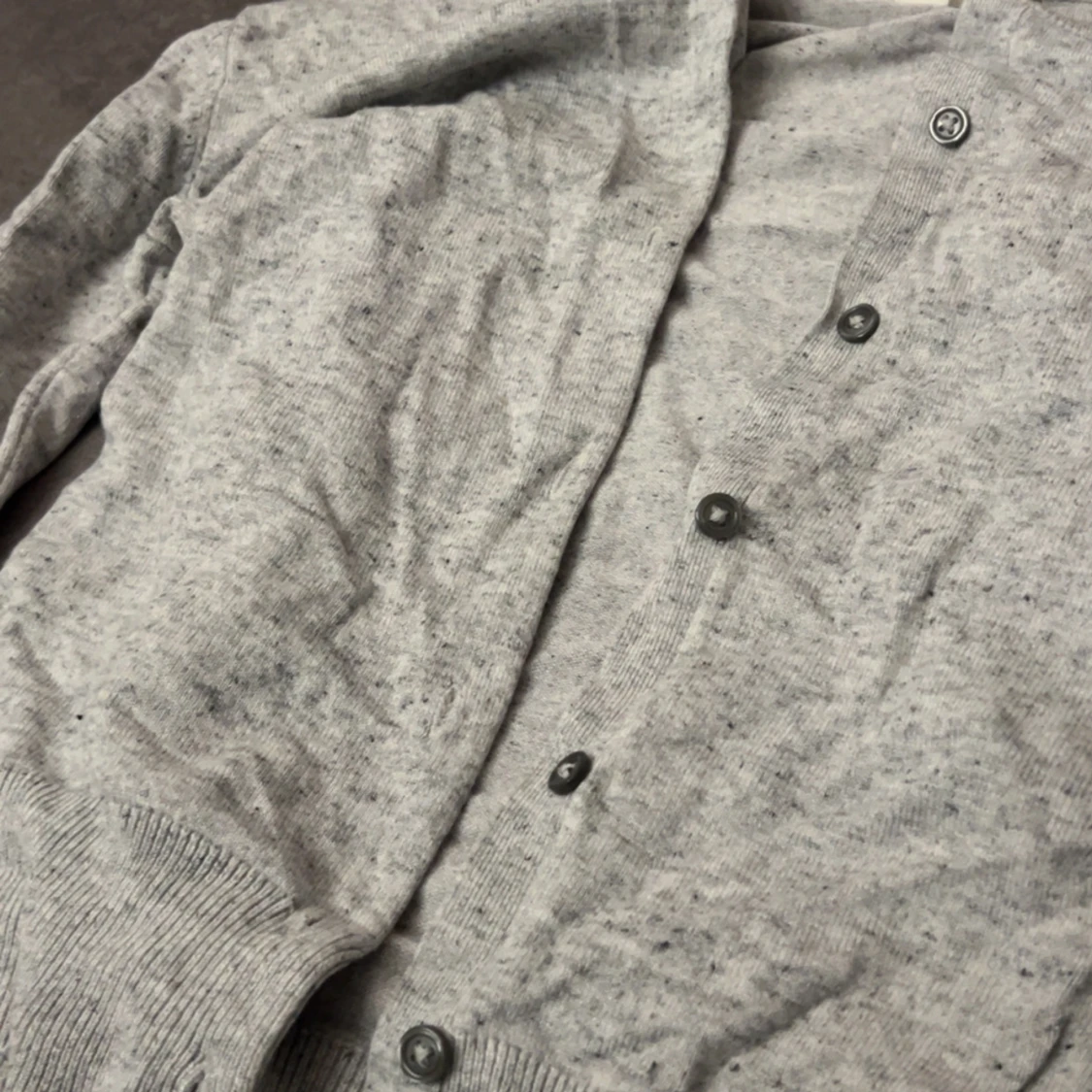 Ljusgrå kofta med knappar - 2